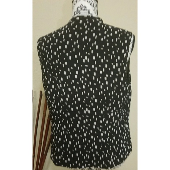 Black and White Button down Sleeveless Top - Picture 4 of 4